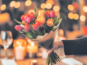 Mit einem farbenfrohen Blumenstrauß oder einem romantischen Dinner zum Valentinstag kann man seinen Herzensmenschen glücklich machen. Foto: AdobeStock 992725020