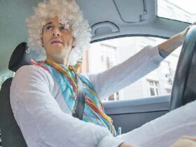 Das Gesicht bleibt erkennbar und der Fahrer nüchtern – so darf auch der Narr am Steuer sitzen. Foto: Christin Klose/dpa