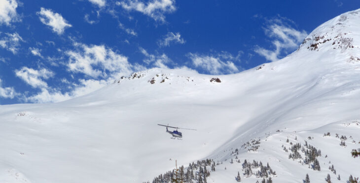 Nach der Erstversorgung wurde der Skifahrer anschließend in kritischem Zustand mit dem Rettungshubschrauber in die Klinik nach Innsbruck geflogen.
