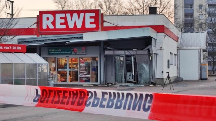 Am Freitag haben Unbekannte in den frühen Morgenstunden einen Geldautomaten in Lauf gesprengt.