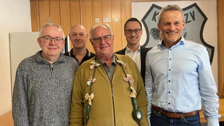 Betriebsratsvorsitzender Klaus Bock, Betriebsrat Norbert Raum, Hanspeter Kalb, Geschäftsführer Harald Kiesl und Technischer Leiter Harald Günzrodt (von links). Zur Erinnerung machten die Hewa-Mitarbeitenden ihrem in den Ruhestand gehenden Kollegen ein passendes Geschenk: einen zwar historischen, aber immer noch zugelassenen Spannungsprüfer.