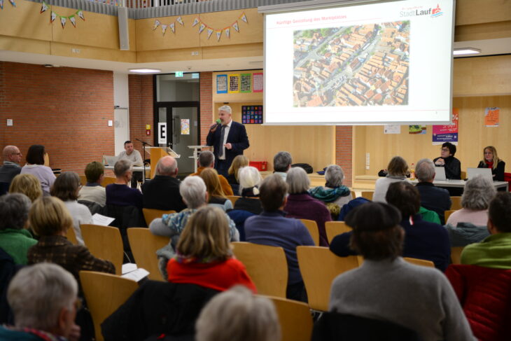 Rund 115 Lauferinnen und Laufer folgten am Montagabend der Einladung der Stadt Lauf zu einer Sonderbürgerversammlung zum Thema Laufer Marktplatz in die Bertleinaula.