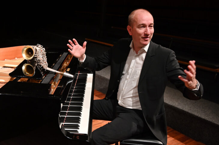 Der deutsch-amerikanische Multi-Instrumentalist Chris Hopkins, gleichermaßen versiert auf Piano und Saxophon, überzeugt mit musikalischem Ideenreichtum und immensem Drive.