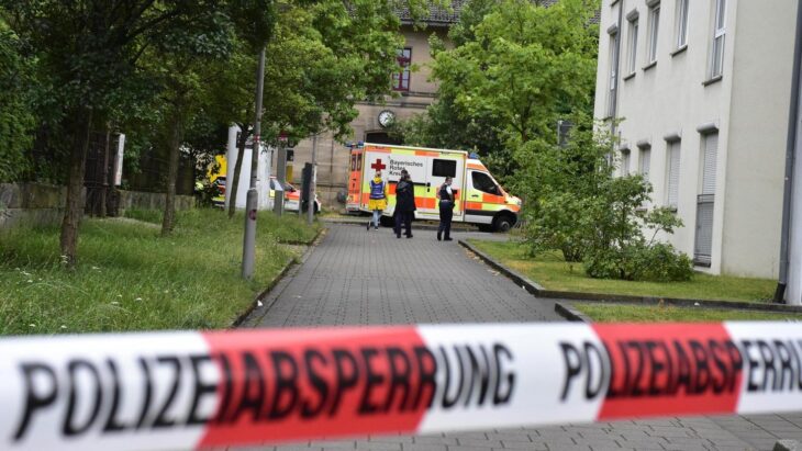 Die Staatsanwaltschaft Nürnberg-Fürth hat das Ermittlungsverfahren gegen eine Bundespolizistin, die im Juni in Lauf einen 34-jährigen Mann durch einen Schuss lebensgefährlich verletzt hatte, eingestellt, da es sich um eine Notwehrlage gehandelt habe.