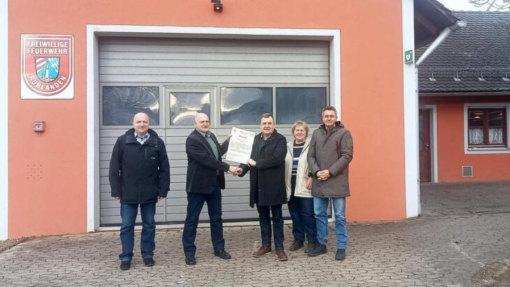 Abteilungsleiter Ingo Steinbrecher (Zweiter v. links) vom Amt für Ländliche Entwicklung Mittelfranken hat zusammen mit Projektleiter Jens Schulze (links) an Bürgermeister Klaus Falk (Dritter v. links) feierlich eine Urkunde überreicht. Sie ist der Startschuss für die Dorferneuerung in der Gemeinde. Monika Walter und Bernd Prögel sind Mitglieder der sehr aktiven Arbeitskreise.