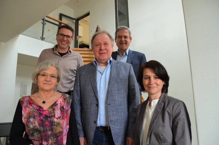 Das Bild zeigt von links Claudia Back vom Personalrat, Kämmerer Wolfgang Klebl, Dieter Held, Bürgermeister Robert Ilg und die stellvertretende Geschäftsleiterin Birgit Meister.