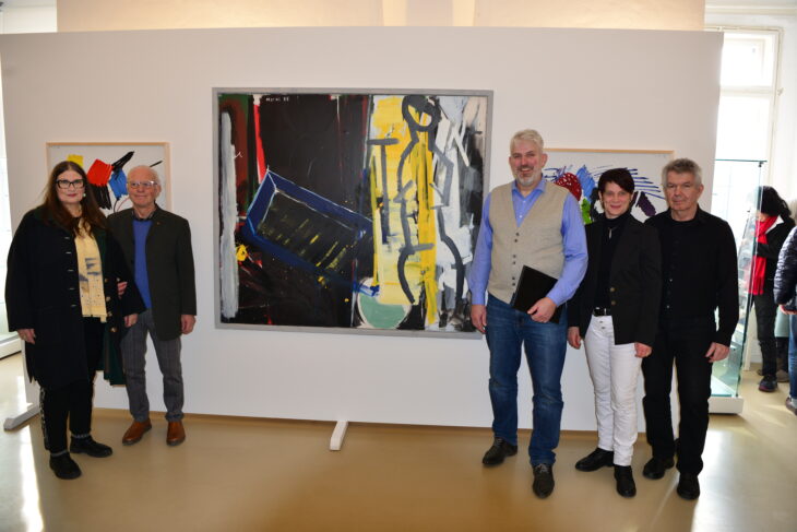 Seine Bilder sind „ein Tagebuch der Zeit in der Wenzelburg“: Werner Merkl und seine Frau Claudia (links) mit Bürgermeister Thomas Lang, Michaela Moritz und Alexander Dorsch (von links).