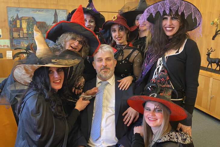 Zum Weiberfasching empfing Bürgermeister Thomas Lang sieben bestens gelaunte Hexen der Laufer Laufer Karnevalsgesellschaft Hilaritas in seinem Büro.