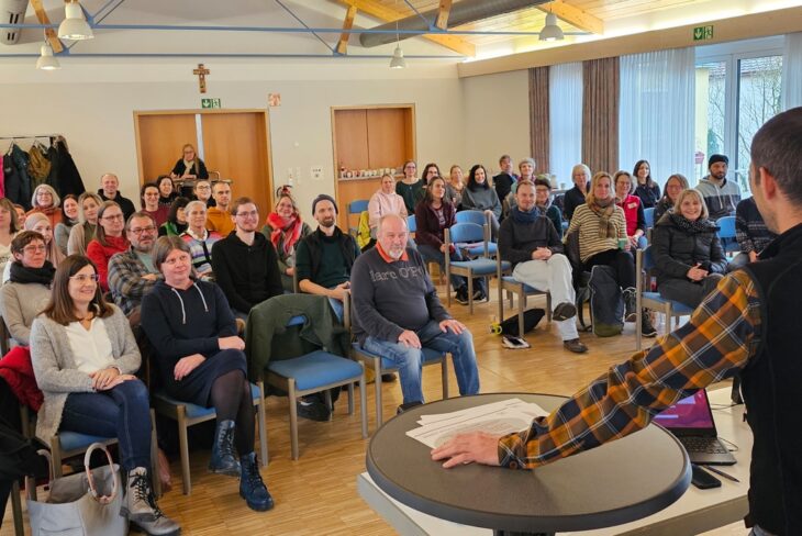 Die Caritas Nürnberger Land organisiert Schulungsmaßnahmen für ihre Mitarbeitenden, um diese in der Argumentation gegen unsachliche rechte Parolen zu stärken.