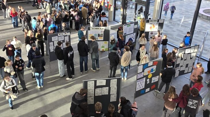 Die Eingangsaula des Leibniz-Gymnasiums wurde in den Pausen zum Ort der Begegnung.