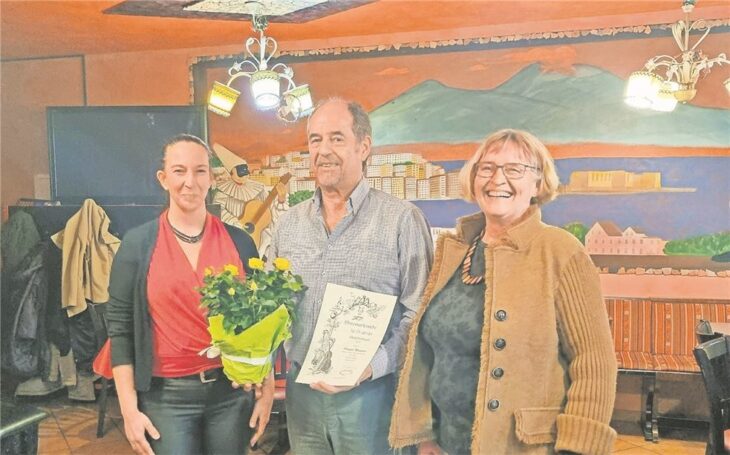 Jahresversammlung beim Gesangverein „Eintracht 1922 Vorra“: Chorleiterin Sonja Durst, Jürgen Wanger, für 25 Jahre geehrt, sowie die Vorsitzende Eva-Maria Endres.