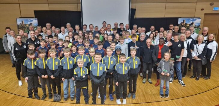 Die Geehrten der Sportlerehrung 2024 der Gemeinde Burgthann im Haus der Musik in Unterferrieden.