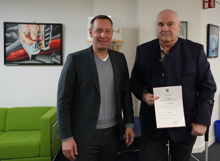 Landrat Armin Kroder und Hans Deuerlein bei der Übergabe der Urkunde.