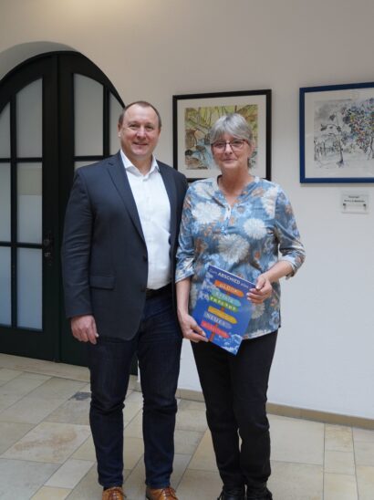 Nach fast 25-jähriger Berufstätigkeit beim Markt Feucht wurde die verdiente Amtsbotin Lydia Kanzler von Erstem Bürgermeister Jörg Kotzur in den Ruhestand verabschiedet.