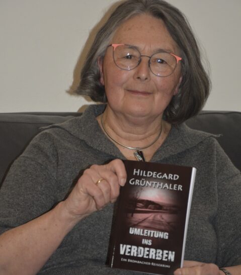Hildegard Grünthaler mit ihrem neuesten Buch „Umleitung ins Verderben“.