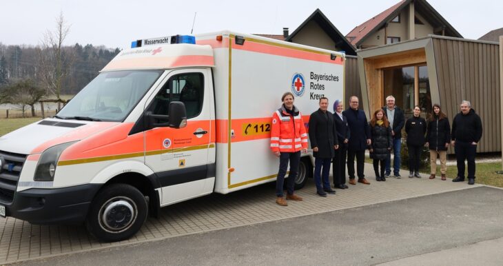 Neben Vertretern des BRK wie Kreisgeschäftsführer Markus Deyhle (links) und Mitgliedern der Röthenbacher Wasserwacht kamen Landrat Armin Kroder (2. v. li.), Pommelsbrunns Bürgermeister Armin Haushahn und Vertreter der Nehemiah Gateway zur Übergabe.