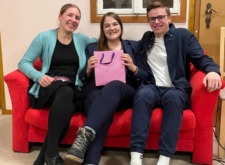 Lisa Huber (links) und Lucas Fink (rechts) interviewen Ronja Endres auf dem roten Sofa.