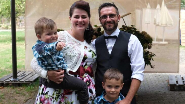 Sie kämpfen gemeinsam gegen den Krebs: Christian Schütz aus Schnaittach mit seiner Frau Anja sowie den beiden Kindern Alexander (8) und Julian (4).