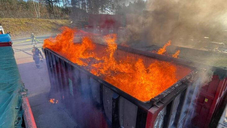 Die Container brannten lichterloh.