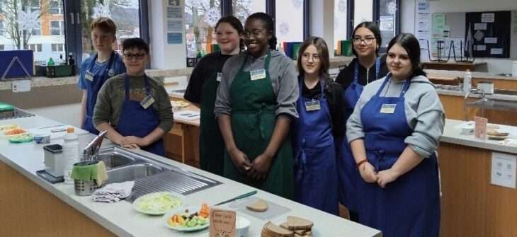 Gemeinsam kochen und essen: Die Viertklässler belegten Pausenbrote mit den Mittelschülern in Schnaittach.