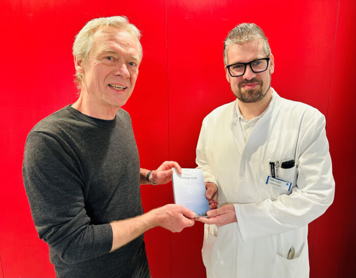 Autor Bernd Mittenzwei (links) zusammen mit Chefarzt Dr. Matthias Ponfick.