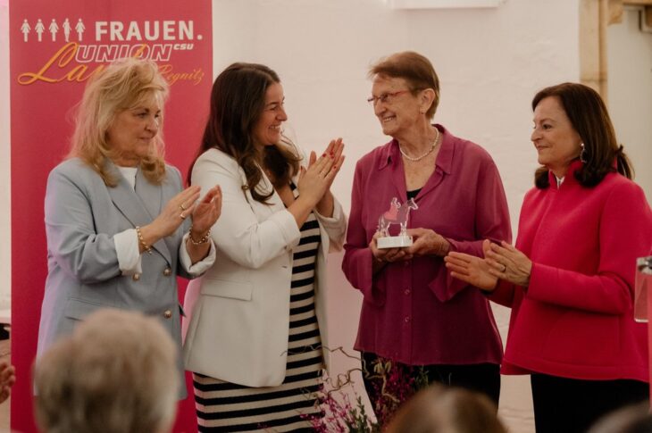 Preisverleihung in Lauf (von links): Petra Lorenz und Nina Bezold, Kreis- und Ortsvorsitzende der Frauen-Union, spenden Hedwig Hacker Beifall. Marlene Mortler, frühere Bundestags- und Europaabgeordnete, hielt die Laudatio.