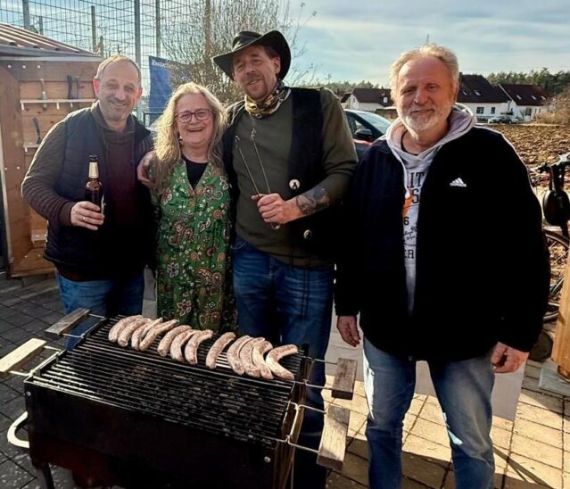 Entspannen bei Bratwurst und Bier: Erster Bürgermeister Michael Schmidt, Abteilungsleiterin/Obfrau der Eisstockschützen Doris Ucko-Fiedler, Sport- und Jugendwart Stefan Fiedler und stellvertretender Abteilungsleiter Norbert Schad (von links).