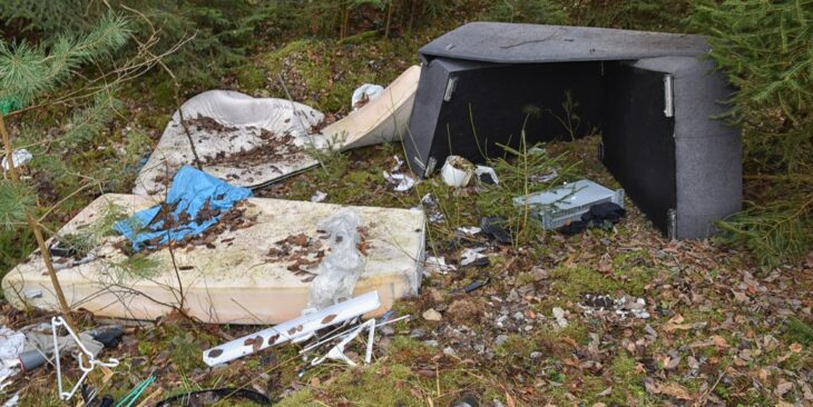 Immer wieder wird an der Muna zwischen Richard-Hesse-Straße und der Weißensee-Siedlung illegal Müll entsorgt.