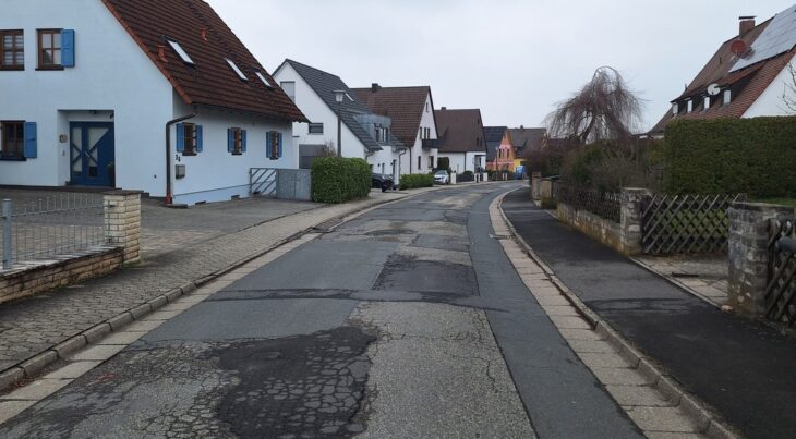 In keinem guten Zustand: Die Sudetenstraße in Eckenhaid soll 2026 neugestaltet werden. Bereits in den kommenden Monaten wird die Wasserleitung saniert.