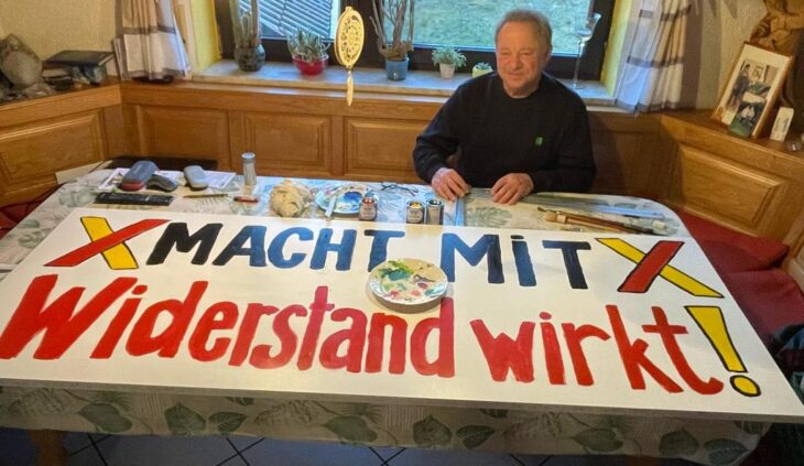 In den kommenden Wochen sollen an verschiedenen Stellen in den von Rodungen bedrohten Waldgebieten rund um Ludersheim und Winkelhaid Banner aufgehängt werden, um auf die Gefahr für Natur und Menschen aufmerksam zu machen.