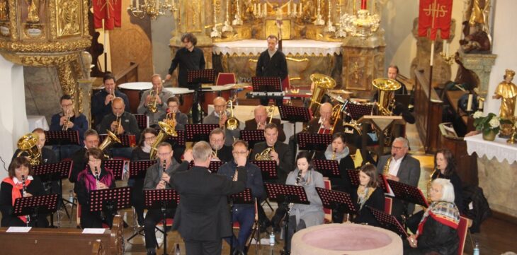 Unter der musikalischen Leitung von Paul Kunzmann wird auch in diesem Jahr weltliche mit kirchlicher Musik kombiniert.