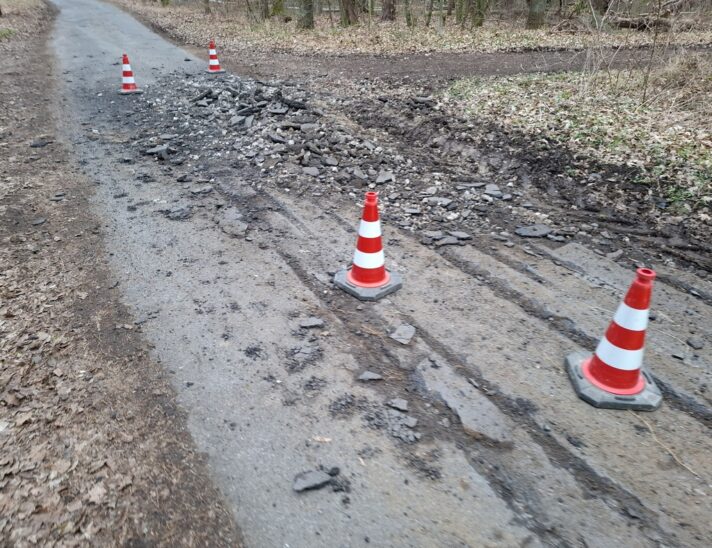 Die Waldstraße gegenüber der Sportanlage des TSV Brand wurde von einem Fahrzeug an einem Stück total zerstört.