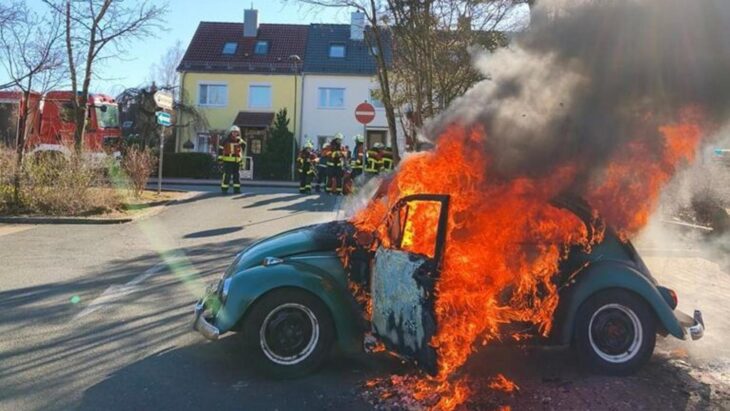 Lichterloh in Flammen stand am Dienstagnachmittag in Röthenbach ein VW Käfer.