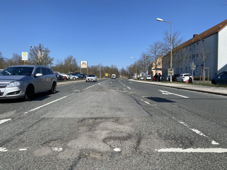 Die Schlaglöcher in der Röthenbacher Straße sind über den Winter noch größer geworden. Ab 7. April wird die Asphaltschicht erneuert.