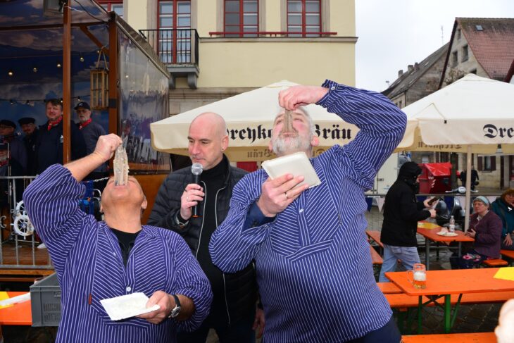 Zusammen mit Thorsten Niebuhr kostete Bürgermeister Thomas Lang den frischen Matjes.