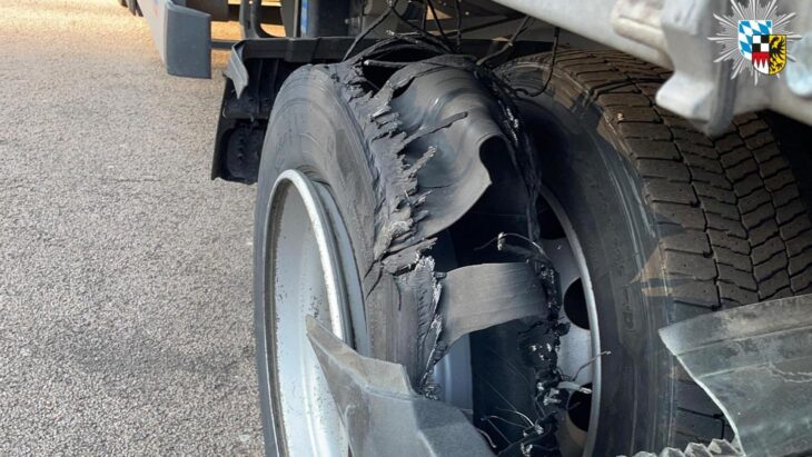 Mit einem geplatzten Reifen war ein Sattelzug auf der A3 unterwegs.