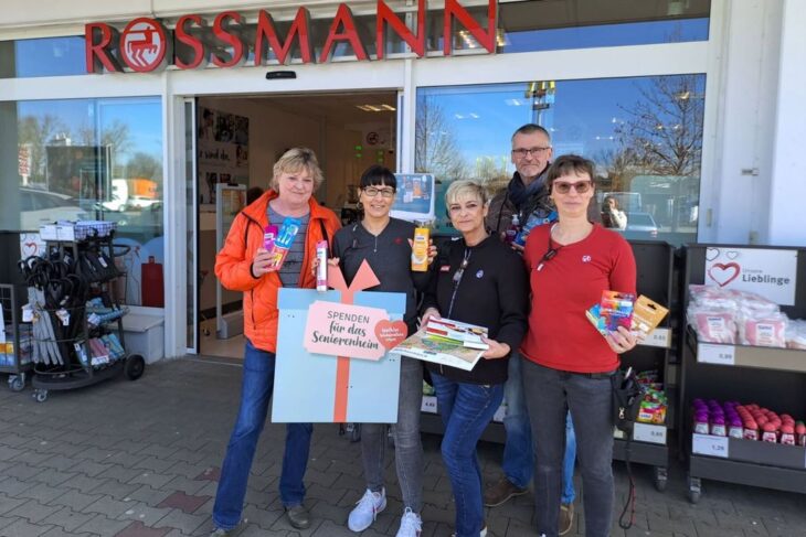 Kathrin Eibisch, Leiterin des Gottfried Seiler Hauses (links) vor dem Eingang der Rossmann-Filiale in Feucht, bei der Spendenübergabe.