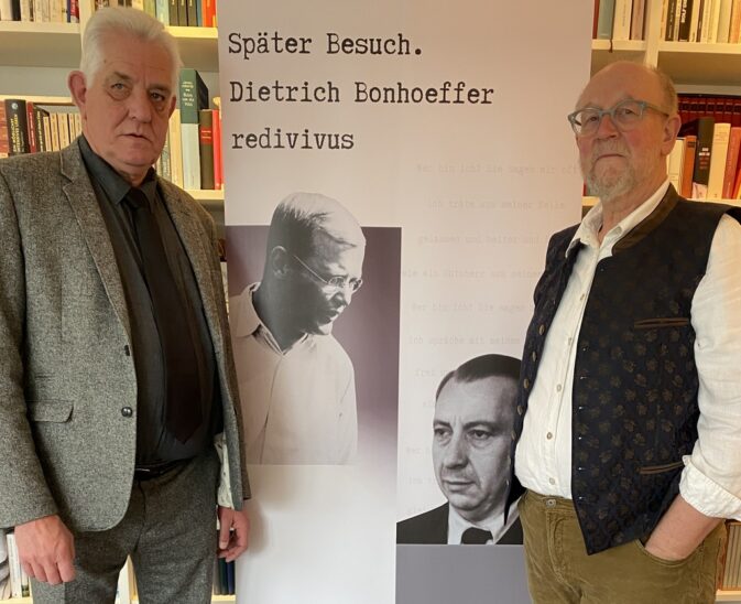 Autor Bernhard Setzwein und Stefan Voit (von links) kommen für eine szenische Lesung über Dietrich Bonhoeffer nach Ottensoos.