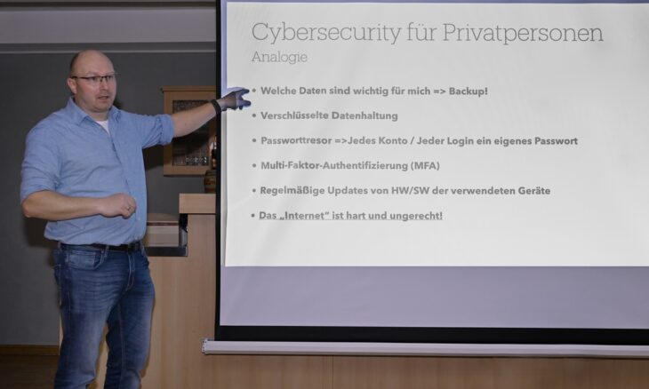 Frank Reckziegel, Cybersecurity Architekt zeigt beim Politischen Aschermittwoch der CSU-Feucht, wie man sich vor Cyberangriffen schützen kann.