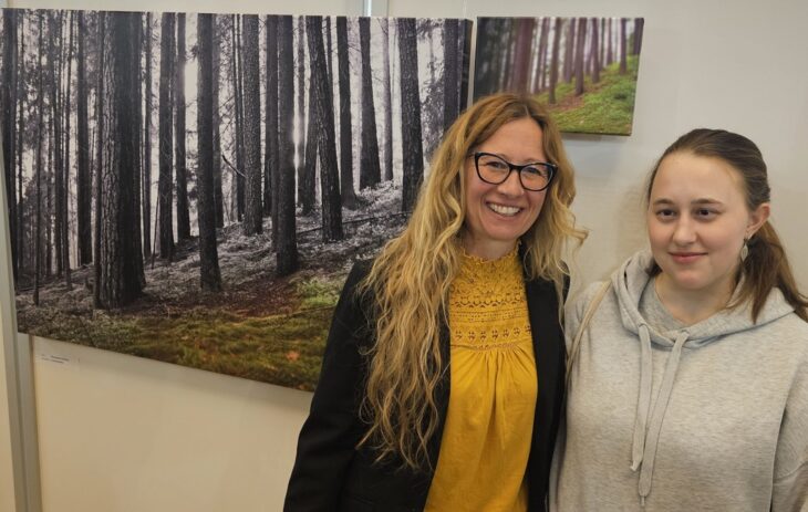 Kreativpädagogin Christina Schweiger (links) mit Leni Brandes, eine der Künstlerinnen des BBS.