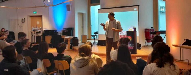 Mit seinem Programm „Homologie“ war Kabarettist Malte Anders war zu Gast an der Montessori-Mittelschule in Lauf.