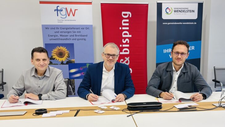 Raimund Vollbrecht, Geschäftsführer der Feuchter Gemeindewerke, Johannes Bisping, Geschäftsführer von bisping & bisping und Matthias Dollinger, Geschäftsführer der Gemeindewerke Wendelstein Breitband (von links), unterzeichneten die Kooperationsverträge für die innovative Zusammenarbeit beim Betrieb der eigenen Breitbandnetze.
