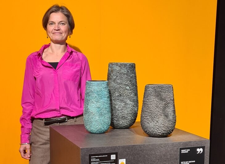 Sie sehen aus wie aus Keramik, aber sie bestehen aus Bronze: die Gefäßskulpturen, für die Anne Fischer nun in München mit dem Bayerischen Staatspreis ausgezeichnet wurde.