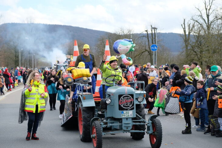 Ein Bild vom „Närrschbrucker Rummzug“ im vergangenen Jahr.