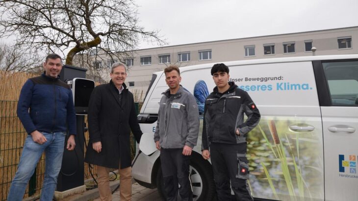 Hersbruck setzt ein weiteres Zeichen in Sachen E-Mobilität: Rainer Gerstacker, Leiter der Stromsparte bei der Hewa, Bürgermeister Robert Ilg sowie Hewa-Mitarbeiter Jochen Felser und Betriebspraktikant Ahmad Hadad (v. links) beim Tank-Test an den sechs neuen Ladepunkten auf der Turnhalleninsel.