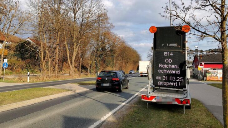 Schilder weisen in Reichenschwand bereits auf eine Sperrung der Ortsdurchfahrt hin.
