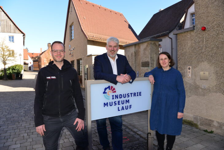 Philipp Meysel, der Geschäftsführer der Firma Meysel, Bürgermeister Thomas Lang und Carmen Betker-Heß vom Industriemuseum (von links) freuen sich über das neue Logo.