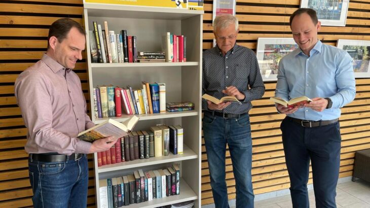 Ins Lesen vertieft sind Markus Fahrion (Präsident Lions Club Hersbruck), Thomas Endres und Kai Hoffmann (Geschäftsführer Fackelmann Therme, von links).
