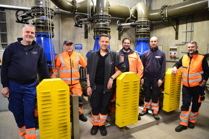 Thomas Brosi, Leiter der Laufer Kläranlage, steht mit einem Teil seines Teams vor drei Zulaufpumpen, die im Rahmen des Umbaus ersetzt werden.