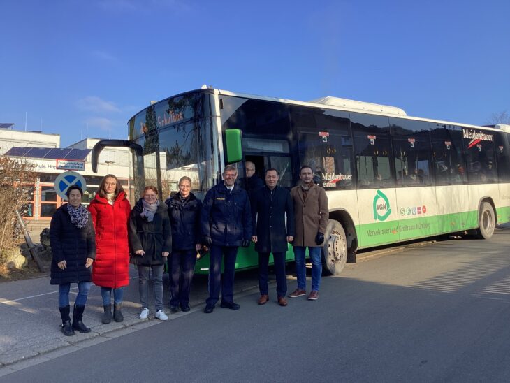 Von links: Rektorin Christina Leibold, die Lehrerinnen Rassalla Haß und Julia März, Nadine Schwemmer und Björn Förster von der Polizei Hersbruck, Landrat Armin Kroder und Uwe Scharrer vom Sachgebiet ÖPNV.